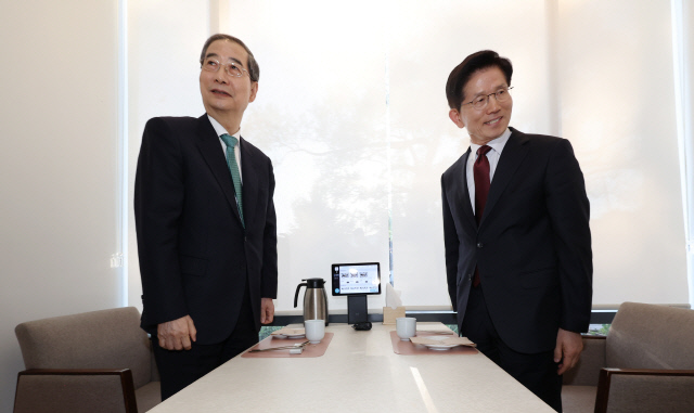 김문수(오른쪽) 국민의힘 대선후보와 무소속 한덕수 대선 예비후보가 7일 서울 종로구의 한 식당에서 후보 단일화 관련 회동을 하고 있다. [연합뉴스]